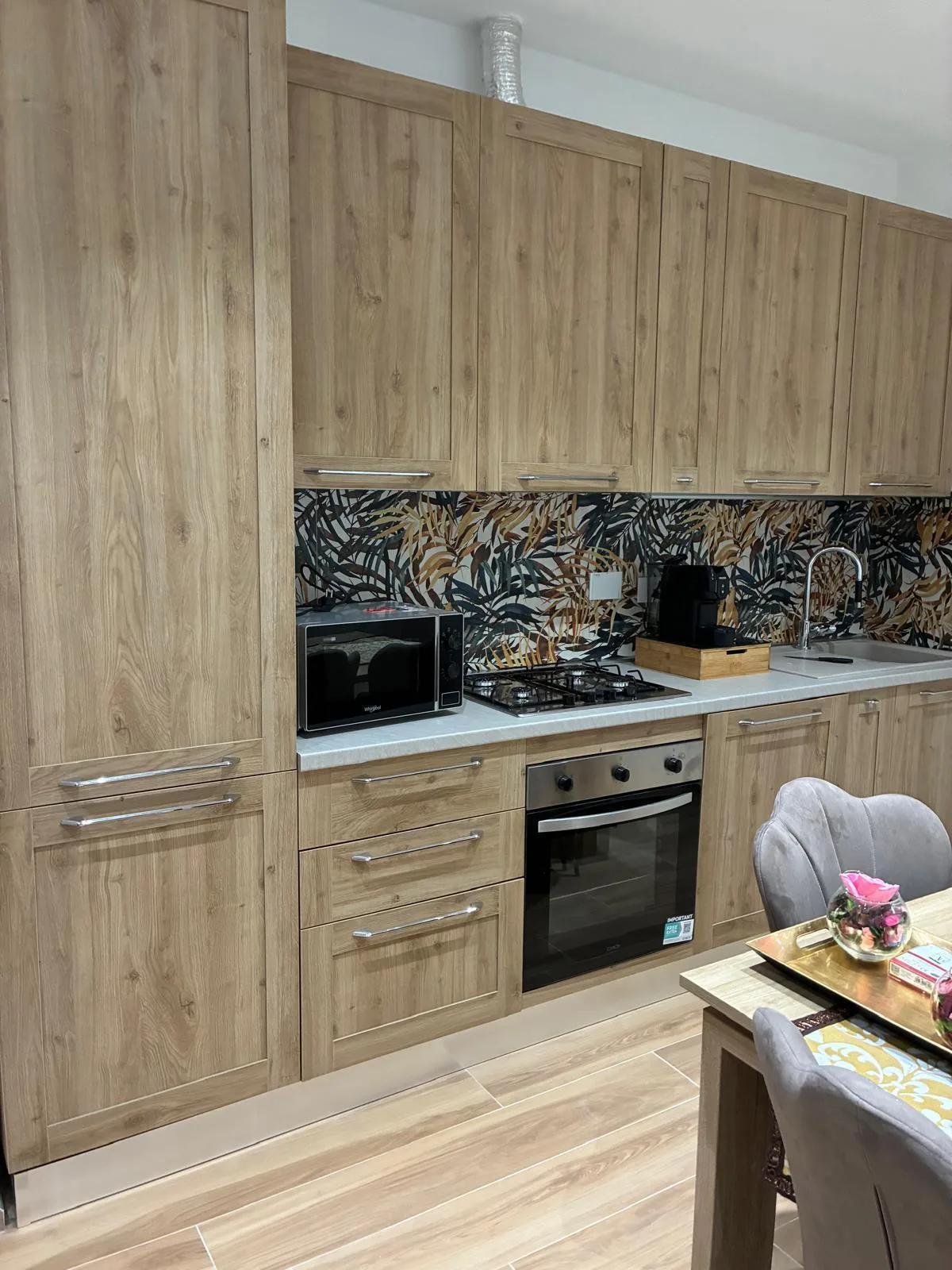 Cucina attrezzata con forno, piano cottura e microonde